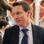 O CEO da Paramount, David Ellison, não comparecerá à audiência do Senado sobre o acordo WBD devido ao funeral da família