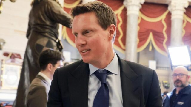 O CEO da Paramount, David Ellison, não comparecerá à audiência do Senado sobre o acordo WBD devido ao funeral da família
