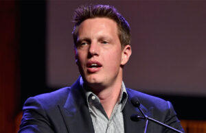 O CEO da Paramount, David Ellison, não pode comparecer à audiência do Senado sobre a fusão da Warner Bros. por causa da morte na família, afirma a empresa David Ellison