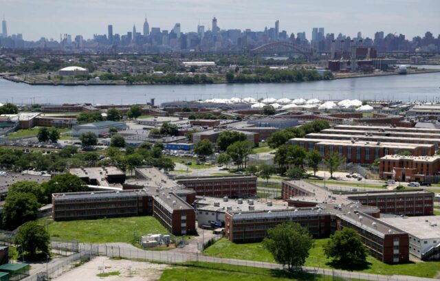 O Conselho de Nova York quer facilitar o voto dos presidiários de Rikers – mas as autoridades penitenciárias dizem que isso criará enormes problemas
