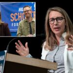 Hillary Scholten e seu marido Jesse Holcomb diante de um banner de campanha.