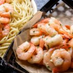 Um prato com diversas variações do Endless Shrimp na mesa de um restaurante no Red Lobster