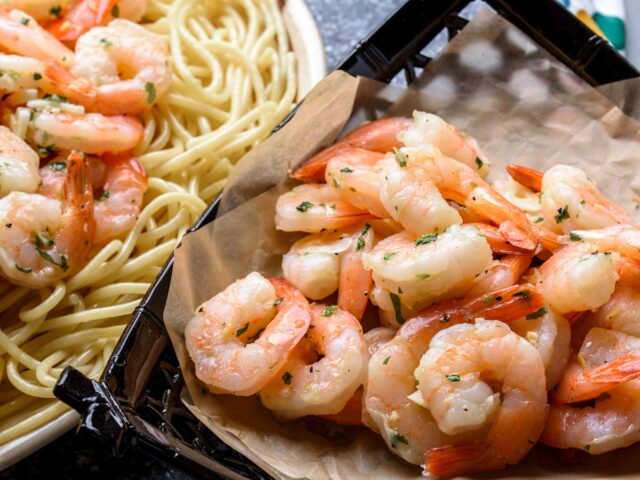 Um prato com diversas variações do Endless Shrimp na mesa de um restaurante no Red Lobster