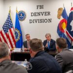 FBI diz que fraude cibernética custou US$ 21 bilhões aos americanos no ano passado – aqui está o que você precisa saber | Reunião do FBI em um escritório de campo