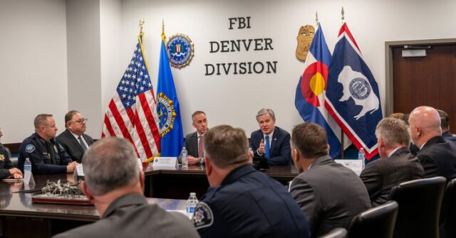 FBI diz que fraude cibernética custou US$ 21 bilhões aos americanos no ano passado – aqui está o que você precisa saber | Reunião do FBI em um escritório de campo