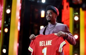 O GM do Chiefs, Brett Veach, explica por que eles negociaram para o draft de Mansoor Delane O GM do Chiefs, Brett Veach, explica por que eles negociaram para o draft de Mansoor Delane