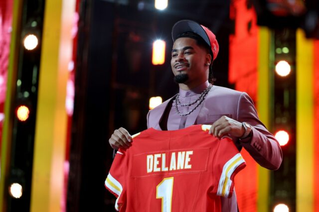 O GM do Chiefs, Brett Veach, explica por que eles negociaram para o draft de Mansoor Delane

