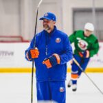 O técnico do New Islanders, Peter DeBoer, no gelo.
