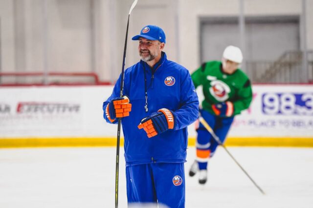 O técnico do New Islanders, Peter DeBoer, no gelo.