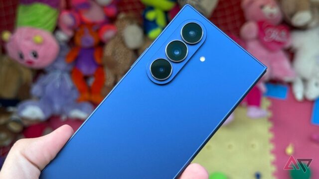 Samsung Galaxy Z Fold 7 no campo de golfe