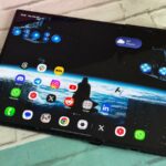 Samsung Galaxy Z TriFold com uma fileira de ícones de rosto 'morto' vermelho em um fundo azul.