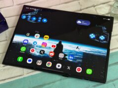 O Galaxy Z TriFold descontinuado está de volta nesta sexta-feira Samsung Galaxy Z TriFold com uma fileira de ícones de rosto 'morto' vermelho em um fundo azul.