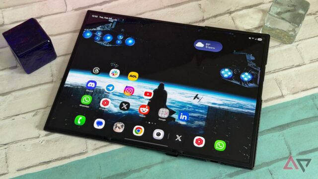 Samsung Galaxy Z TriFold com uma fileira de ícones de rosto 'morto' vermelho em um fundo azul.