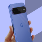 Google Pixel 10 Pro XL contra algumas contas de vidro com luz de uma janela