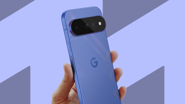 Google Pixel 10 Pro XL contra algumas contas de vidro com luz de uma janela