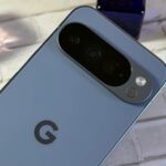 Ilustração lado a lado de um Google Pixel 10 azul e um Pixel 11 roxo.