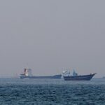 FOTO DE ARQUIVO: Navios e barcos no Estreito de Ormuz, na costa de Musandam, Omã, 20 de abril de 2026. REUTERS/Foto de arquivo