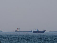 O Irã alerta que tem ‘novas cartas para jogar no campo de batalha’ se o cessar-fogo fracassar, enquanto JD Vance voa hoje para o Paquistão para negociações – Atualizações ao vivo FOTO DE ARQUIVO: Navios e barcos no Estreito de Ormuz, na costa de Musandam, Omã, 20 de abril de 2026. REUTERS/Foto de arquivo