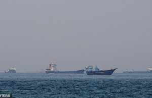 O Irã alerta que tem ‘novas cartas para jogar no campo de batalha’ se o cessar-fogo fracassar, enquanto JD Vance voa hoje para o Paquistão para negociações – Atualizações ao vivo FOTO DE ARQUIVO: Navios e barcos no Estreito de Ormuz, na costa de Musandam, Omã, 20 de abril de 2026. REUTERS/Foto de arquivo