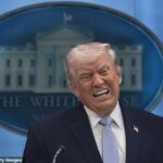 Donald Trump dá uma entrevista coletiva na Sala de Briefing de Imprensa James S. Brady, na Casa Branca, em 6 de abril