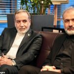 ST. PETERSBURGO, RÚSSIA - 27 DE ABRIL: (---- SOMENTE PARA USO EDITORIAL - CRÉDITO OBRIGATÓRIO - 'MINISTÉRIO EXTERIOR IRANIANO / APOSTILA' - SEM MARKETING, SEM CAMPANHAS DE PUBLICIDADE - DISTRIBUÍDAS COMO SERVIÇO AOS CLIENTES ----) O Ministro das Relações Exteriores iraniano, Abbas Araghchi (L), chega a São Petersburgo para negociações diplomáticas em 27 de abril, 2026 em São Petersburgo, Rússia, em 27 de abril de 2026. (Foto do Ministério das Relações Exteriores do Irã / Folheto / Anadolu via Getty Images)