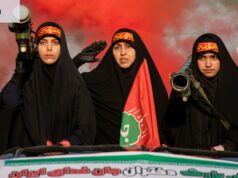 O Irã quer fazer a paz com os EUA esta semana – se o ego de Trump não atrapalhar Mulheres portando armas semelhantes a mísseis disparados no ombro andam em um caminhão durante uma manifestação pró-governo no Dia do Exército Nacional, em 17 de abril, em Teerã, Irã.