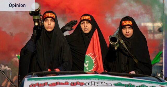 Mulheres portando armas semelhantes a mísseis disparados no ombro andam em um caminhão durante uma manifestação pró-governo no Dia do Exército Nacional, em 17 de abril, em Teerã, Irã. 