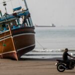 O ministro das Relações Exteriores iraniano, Abbas Araghchi, embarca em um avião em Islamabad após conversações com autoridades do Paquistão e de Omã.