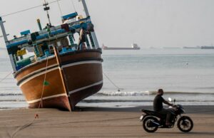 O Irã supostamente oferece um acordo aos EUA para reabrir o estreito e adiar as negociações nucleares O ministro das Relações Exteriores iraniano, Abbas Araghchi, embarca em um avião em Islamabad após conversações com autoridades do Paquistão e de Omã.