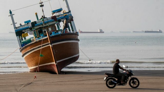 O ministro das Relações Exteriores iraniano, Abbas Araghchi, embarca em um avião em Islamabad após conversações com autoridades do Paquistão e de Omã.