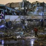 Danos infligidos por um ataque iraniano a um bairro residencial em Petah Tikva, Israel