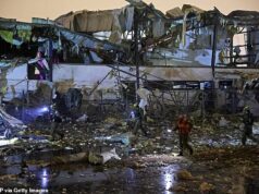 O Irão ainda tem 50% dos seus lançadores de mísseis e milhares de drones e ainda pode “causar estragos absolutos” em todo o Médio Oriente, afirmam fontes de inteligência dos EUA, apesar de semanas de bombardeamentos. Danos infligidos por um ataque iraniano a um bairro residencial em Petah Tikva, Israel