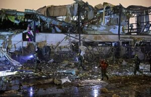 O Irão ainda tem 50% dos seus lançadores de mísseis e milhares de drones e ainda pode “causar estragos absolutos” em todo o Médio Oriente, afirmam fontes de inteligência dos EUA, apesar de semanas de bombardeamentos. Danos infligidos por um ataque iraniano a um bairro residencial em Petah Tikva, Israel