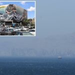 Vários barcos na costa da província de Musandam, com vista para o Estreito de Ormuz.