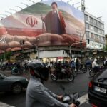Carros pegam fogo em uma rua durante um protesto contra o colapso do valor da moeda, em Teerã, Irã, em 8 de janeiro. - Stringer/Wana News Agency/Reuters