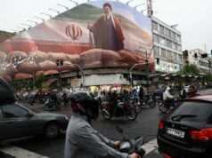 O Irão está a sofrer num impasse com os EUA – mas pode estar a apostar que Trump piscará primeiro Carros pegam fogo em uma rua durante um protesto contra o colapso do valor da moeda, em Teerã, Irã, em 8 de janeiro. - Stringer/Wana News Agency/Reuters