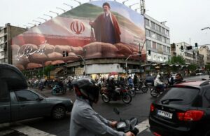 O Irão está a sofrer num impasse com os EUA – mas pode estar a apostar que Trump piscará primeiro Carros pegam fogo em uma rua durante um protesto contra o colapso do valor da moeda, em Teerã, Irã, em 8 de janeiro. - Stringer/Wana News Agency/Reuters