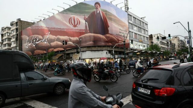 Carros pegam fogo em uma rua durante um protesto contra o colapso do valor da moeda, em Teerã, Irã, em 8 de janeiro. - Stringer/Wana News Agency/Reuters