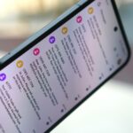 O ícone do Mensagens do Google na tela inicial de um Samsung Galaxy S23+.