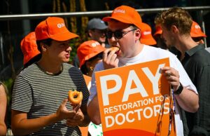 O NHS deve reformular o pessoal para se tornar menos dependente de médicos em greve “não confiáveis”, diz o executivo-chefe A greve da próxima semana será a 15ª rodada de greves de médicos residentes na Inglaterra desde 2023.