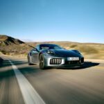 2026 porsche 911 turbo carro de alto desempenho dirigindo em uma estrada aberta com ângulos dinâmicos