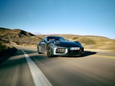 O Porsche 911 Turbo S 2026 comprime o próprio tempo 2026 porsche 911 turbo carro de alto desempenho dirigindo em uma estrada aberta com ângulos dinâmicos