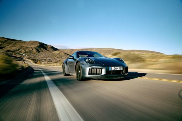 O Porsche 911 Turbo S 2026 comprime o próprio tempo 2026 porsche 911 turbo carro de alto desempenho dirigindo em uma estrada aberta com ângulos dinâmicos