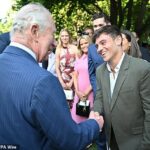 Rei Charles se encontra com o mergulhador olímpico e famoso tricotador Tom Daley