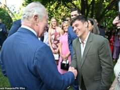 O Rei e a Rainha conhecem a nata da sociedade de DC e uma série de estrelas do Reino Unido em uma luxuosa festa no jardim organizada em sua homenagem na residência do Embaixador dos EUA em Washington no final do primeiro dia de sua visita de estado Rei Charles se encontra com o mergulhador olímpico e famoso tricotador Tom Daley