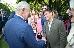 O Rei e a Rainha conhecem a nata da sociedade de DC e uma série de estrelas do Reino Unido em uma luxuosa festa no jardim organizada em sua homenagem na residência do Embaixador dos EUA em Washington no final do primeiro dia de sua visita de estado Rei Charles se encontra com o mergulhador olímpico e famoso tricotador Tom Daley