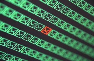 O Sri Lanka divulgou outro pagamento perdido, dias depois que hackers entregaram US$ 2,5 milhões de seu Ministério das Finanças red email envelope in a sea of green email envelopes