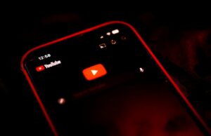 O YouTube está solicitando aos usuários que habilitem o histórico de exibição. Aqui está a solução alternativa. Captura de tela de uma página inicial do YouTube em branco