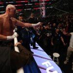 Tyson Fury (à esquerda) e Anthony Joshua assinaram contrato para lutar, afirma Turki Alalshikh