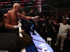 O acordo de luta entre Tyson Fury e Anthony Joshua foi ASSINADO: AJ anuncia seu retorno ao boxe após um acidente de carro que matou seus amigos – antes de terminar a espera de 10 anos para lutar contra Fury Tyson Fury (à esquerda) e Anthony Joshua assinaram contrato para lutar, afirma Turki Alalshikh